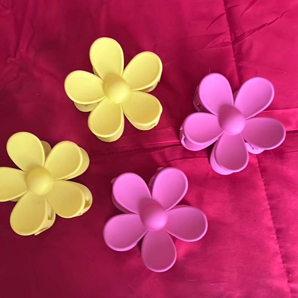 Plastic hair clips pack of 4 including 2 yellow 2 pink flowers